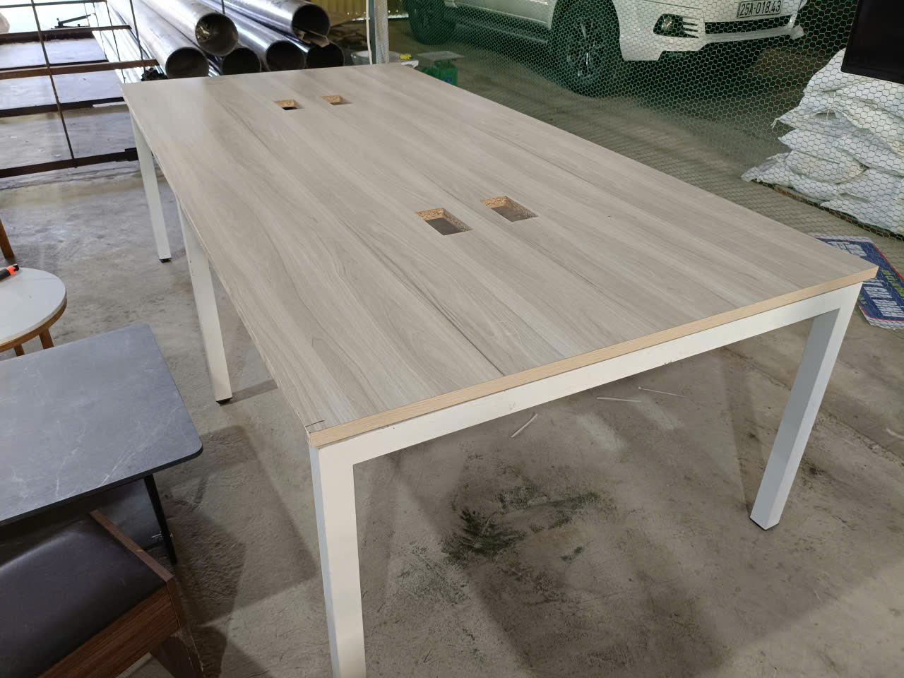 Bàn họp, bàn làm việc nhóm 2,2m x 1,2m cũ – mặt gỗ, chân sắt Bàn họp, bàn làm việc nhóm 2,2m x 1,2m cũ – mặt gỗ, chân sắt