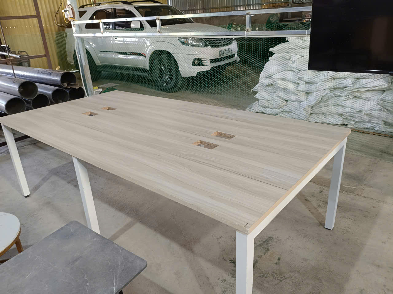 Bàn họp, bàn làm việc nhóm 2,2m x 1,2m cũ – mặt gỗ, chân sắt Bàn họp, bàn làm việc nhóm 2,2m x 1,2m cũ – mặt gỗ, chân sắt